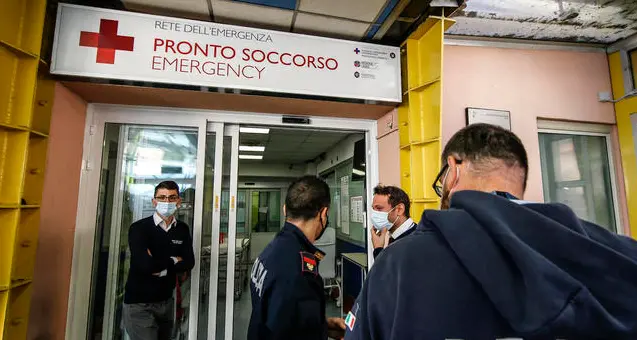 Roma, i no-vax assaltano e devastano il Pronto Soccorso, infermiera ferita a bottigliate in testa