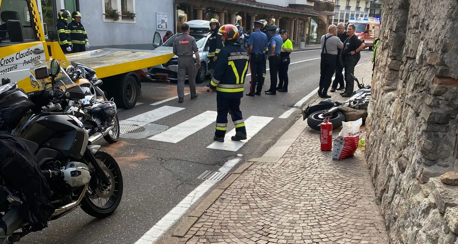 Maxi tamponamento a Tesero, due motociclisti in ospedale: un 55enne portato in elicottero al Santa Chiara