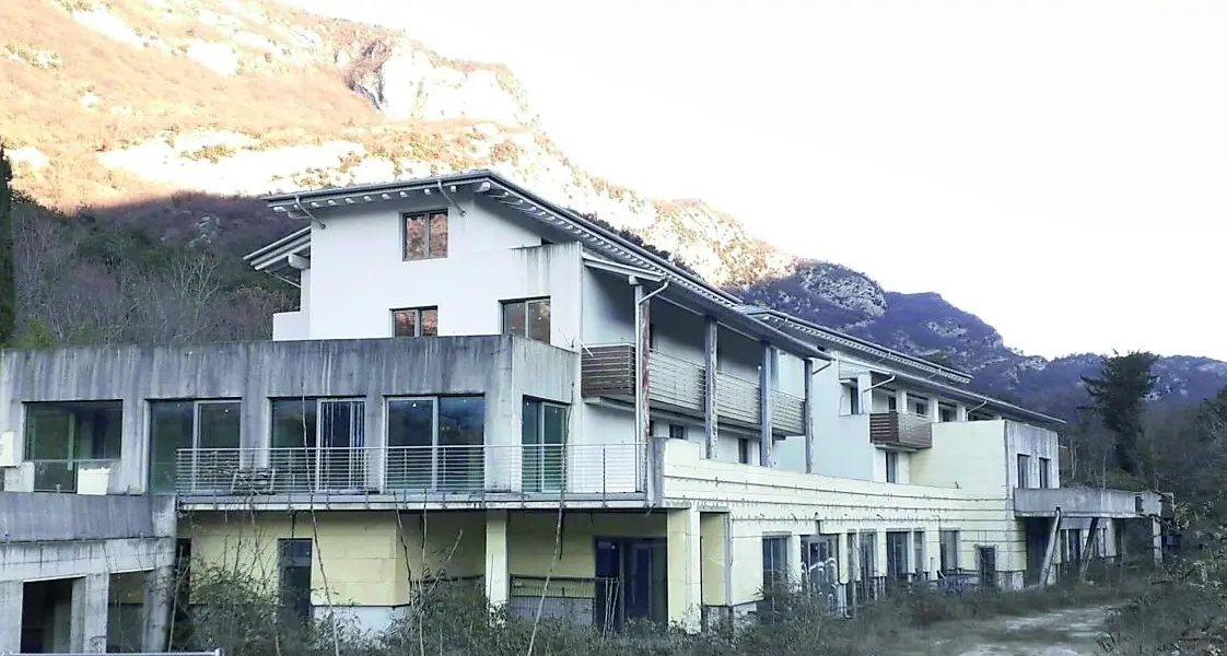 L’hotel di Passo San Giovanni pronto a rinascere: acquistato dalla Mak l’ecomostro di Nago