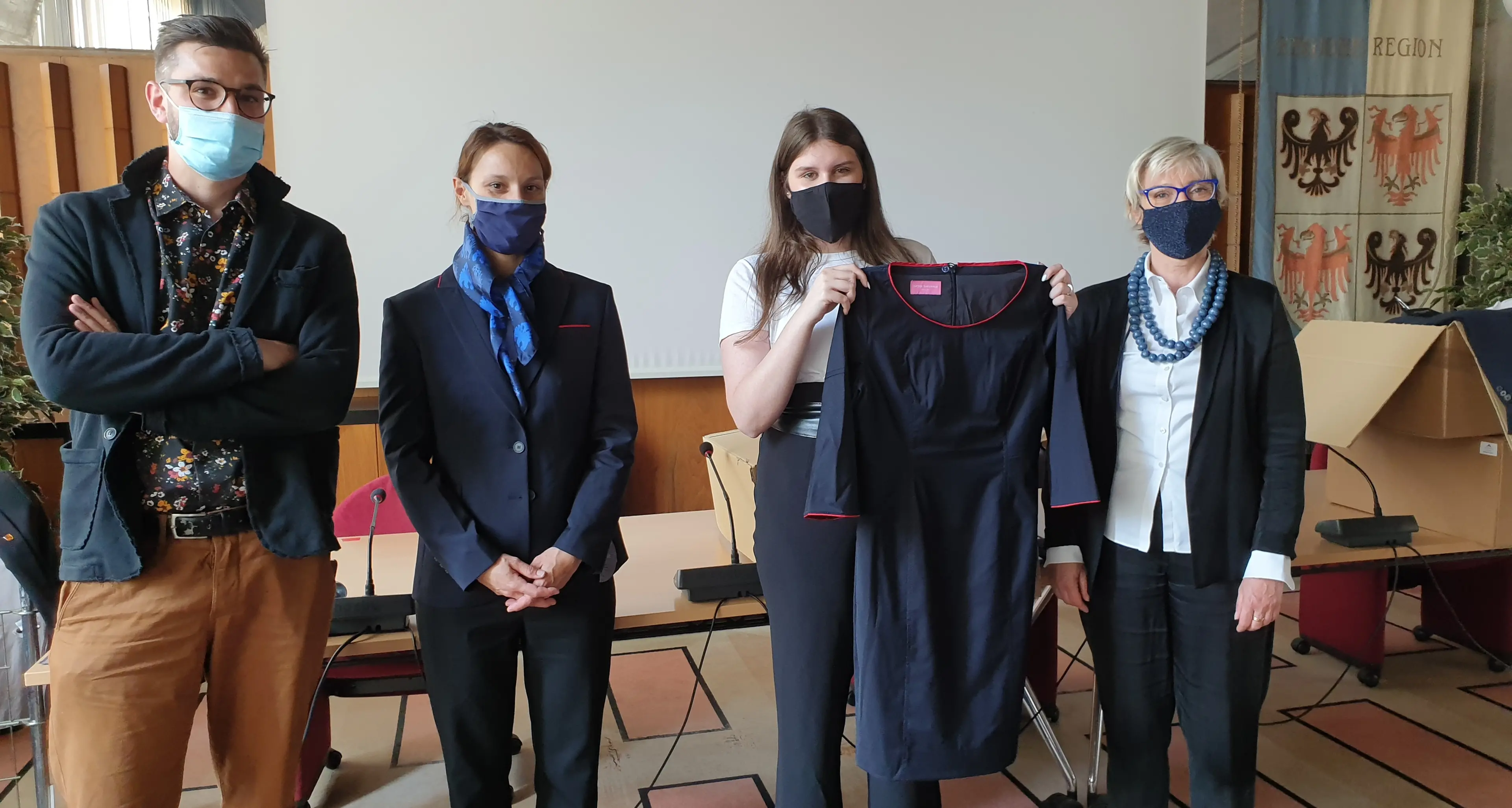 Le studentesse del Centro Moda Canossa realizzano le divise degli uscieri della Regione