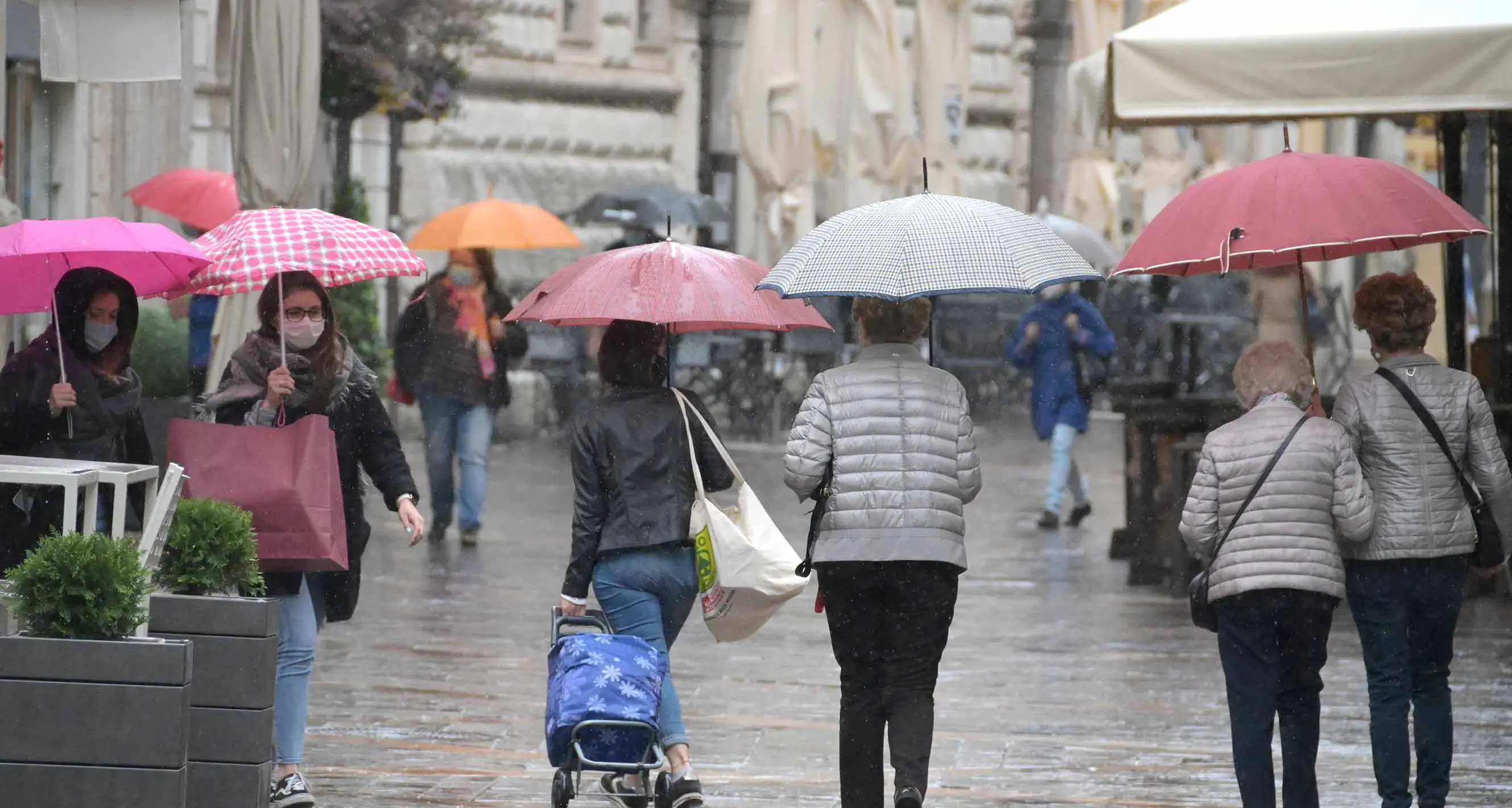 In giornata tornerà un po’ di sole, ma fino a domenica ancora nuvole e temporali