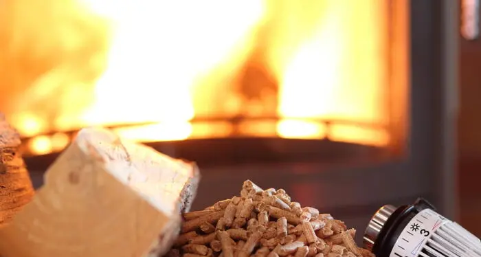 Pellet meno caro: l’Iva passerà dal 22 al tre per cento per tutto il 2023. Novità pure per il teleriscaldamento