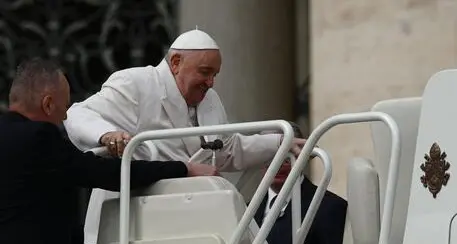 Papa Francesco in ospedale: “Esami respiratori, situazione non desta preoccupazione”