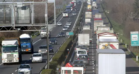 Caporalato: camionisti sfruttati, 5 misure cautelari e 12 indagati. È partito tutto dal Trentino