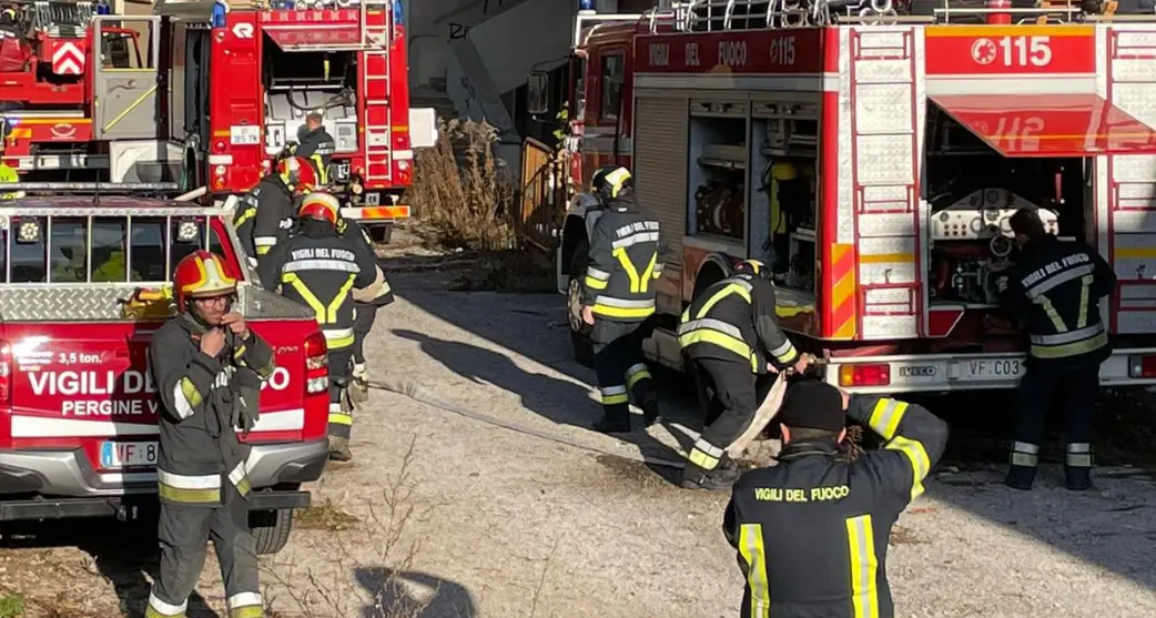 Paura a Grigno, in fiamme il capannone di un'azienda di plastiche, nube nera sulla valle