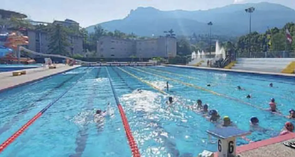 Bravata di alcuni giovani: un tuffo all’alba in piscina. Sorpresi dal bagnino al lido Manazzon