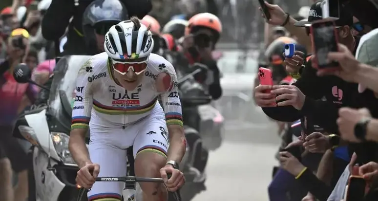 Un Pogacar fantastico fa il tris alle “Strade Bianche”: primo nonostante una caduta
