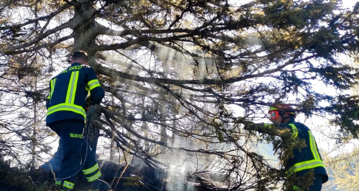 Fra Zuclo e Bolbeno un incendio boschivo che si riattiva da tre giorni