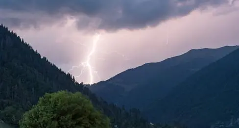 Temporale con fulmini in val di Fassa, salvati due escursionisti