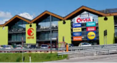 Misterioso agguato al centro commerciale di Civezzano: ferito al collo a coltellate