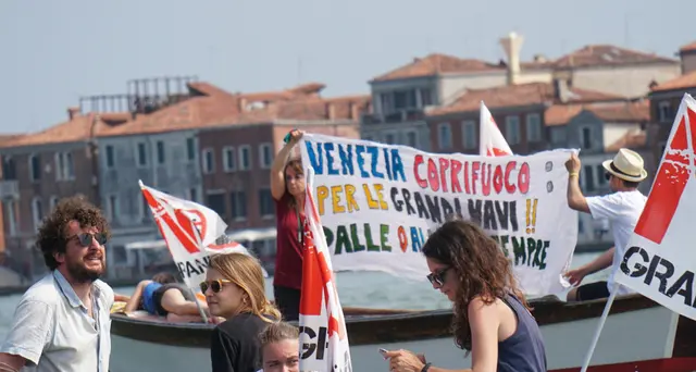 Grandi navi: Venezia,protesta in acqua per chiederne lo stop