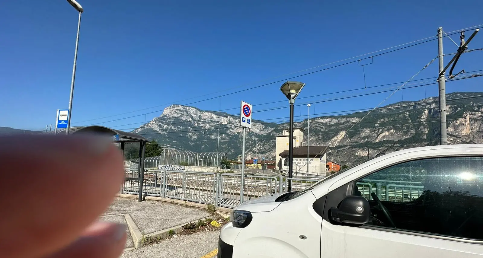 Il furgone parcheggiato da giorni sul posto riservato agli invalidi, la denuncia di un nostro lettore