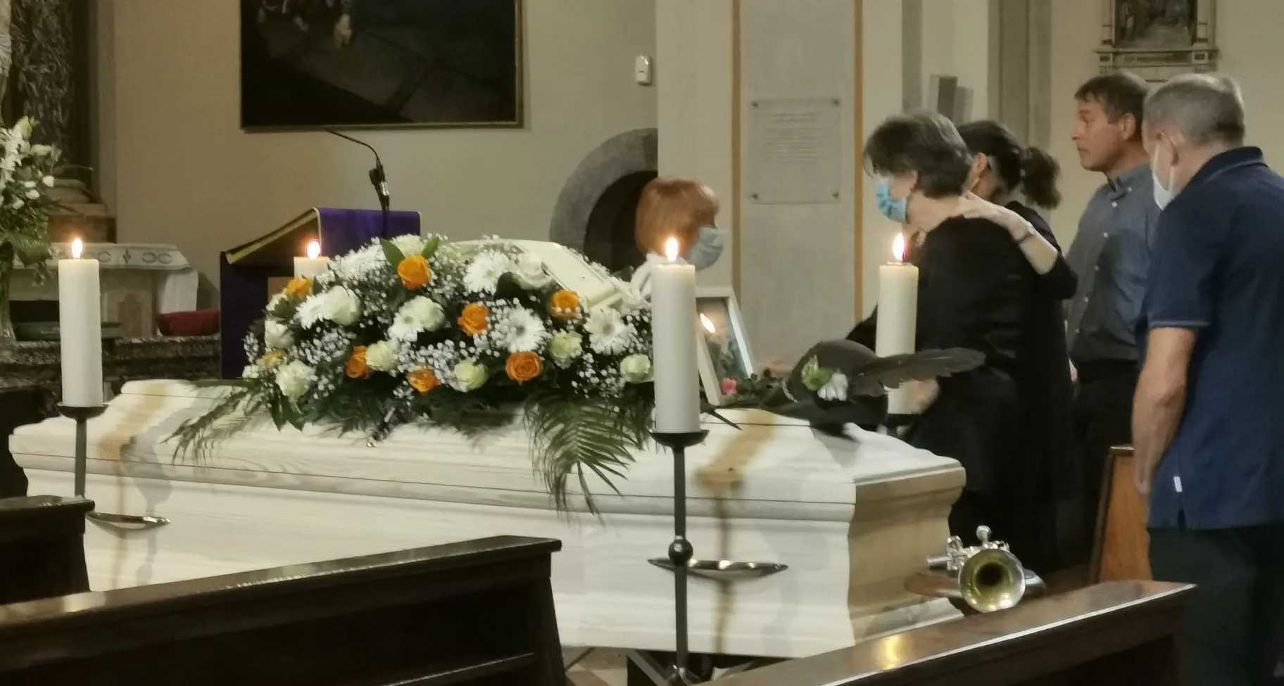 Commozione e dolore al funerale del maestro Mazzurana, ucciso in un incidente con la bici
