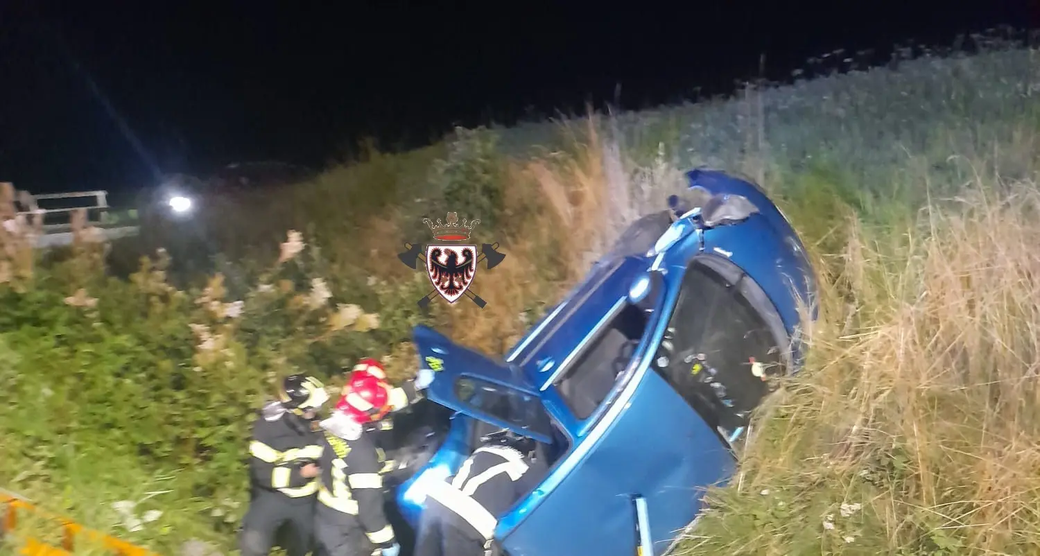 Auto esce di strada in Val di Peio, i vigili del fuoco hanno estratto una persona dal finestrino