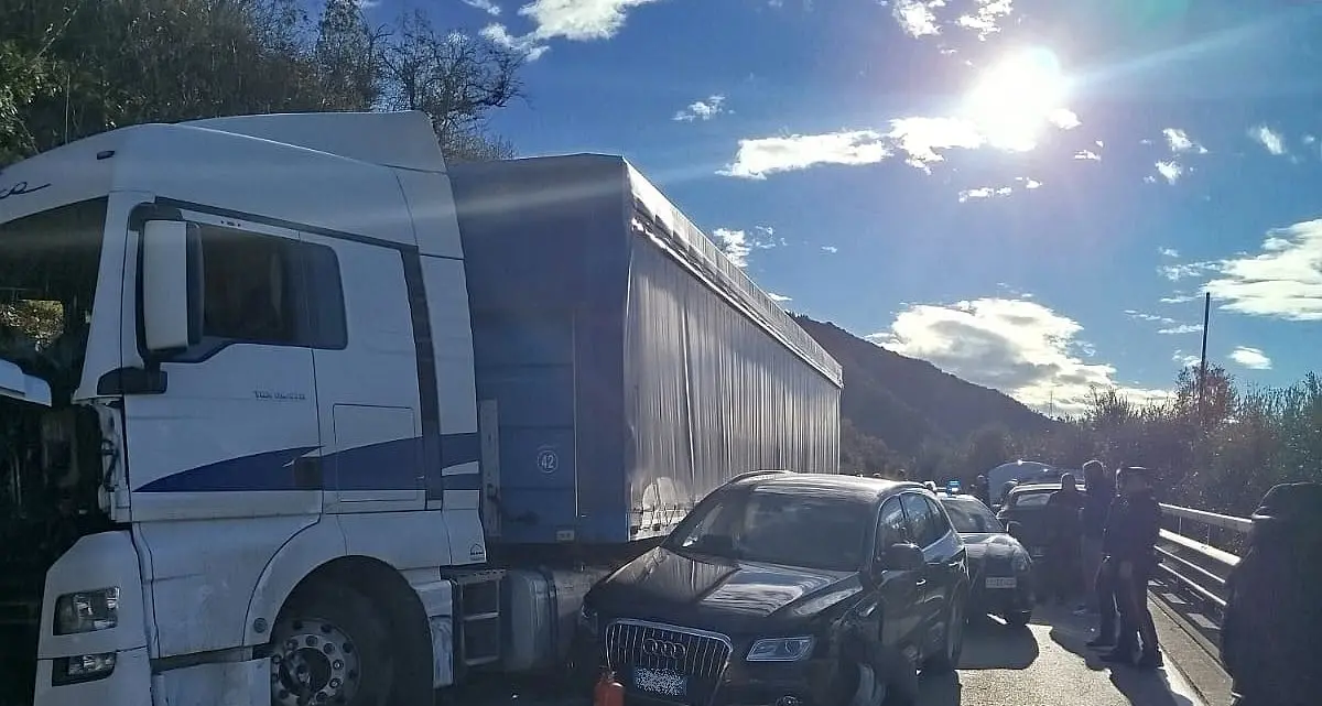 Folle inseguimento dopo il furto dell’auto, il fuggitivo si schianta sulla Maza