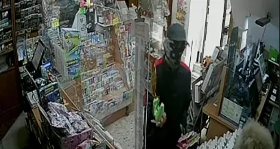 Gardolo, tentata rapina all'edicola in piazza Libertà, a mezzogiorno di domenica, ma la commessa riesce a farlo fuggire senza bottino