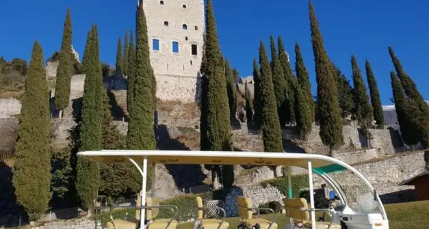 Castello di Arco, strada allargata e bus elettrico, ma monta la protesta, «Non siamo Disneyland»