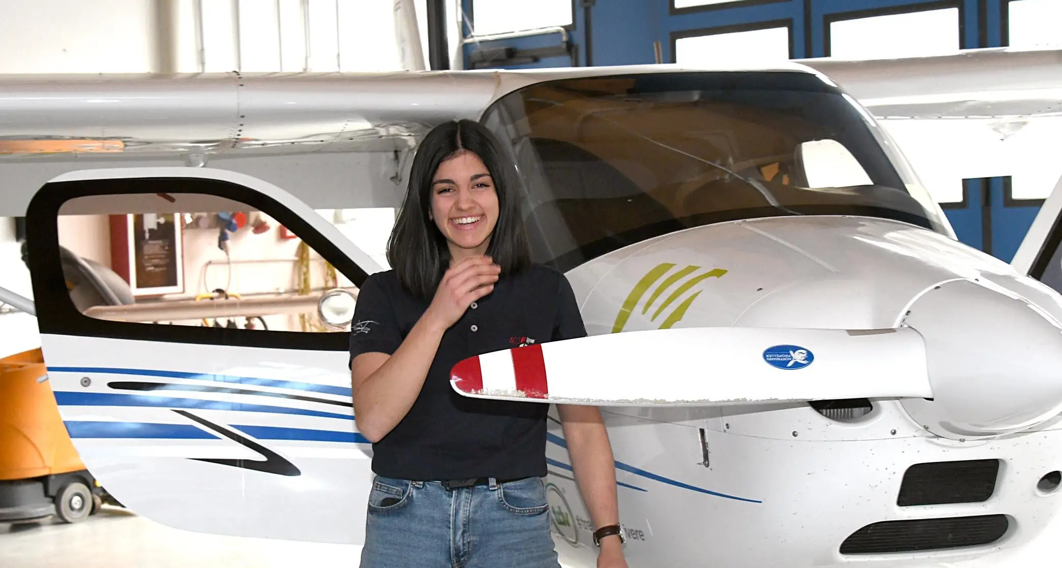 Silvia Barulli, la trentina pilota d'aerei più giovane d'Italia, prende il brevetto di volo a 17 anni