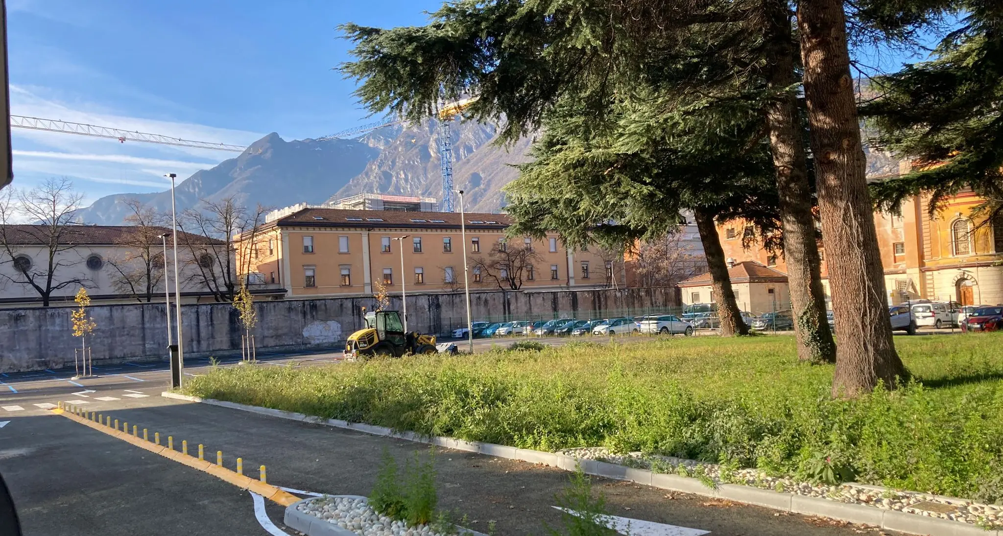 Parcheggi a Trento: da martedì pomeriggio 69 nuovi posti auto blu in via Pilati. Tutto quello che c’è da sapere