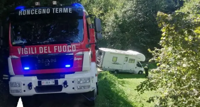 Il camper sbaglia manovra in una stradina di montagna: devono intervenire i pompieri di Roncegno