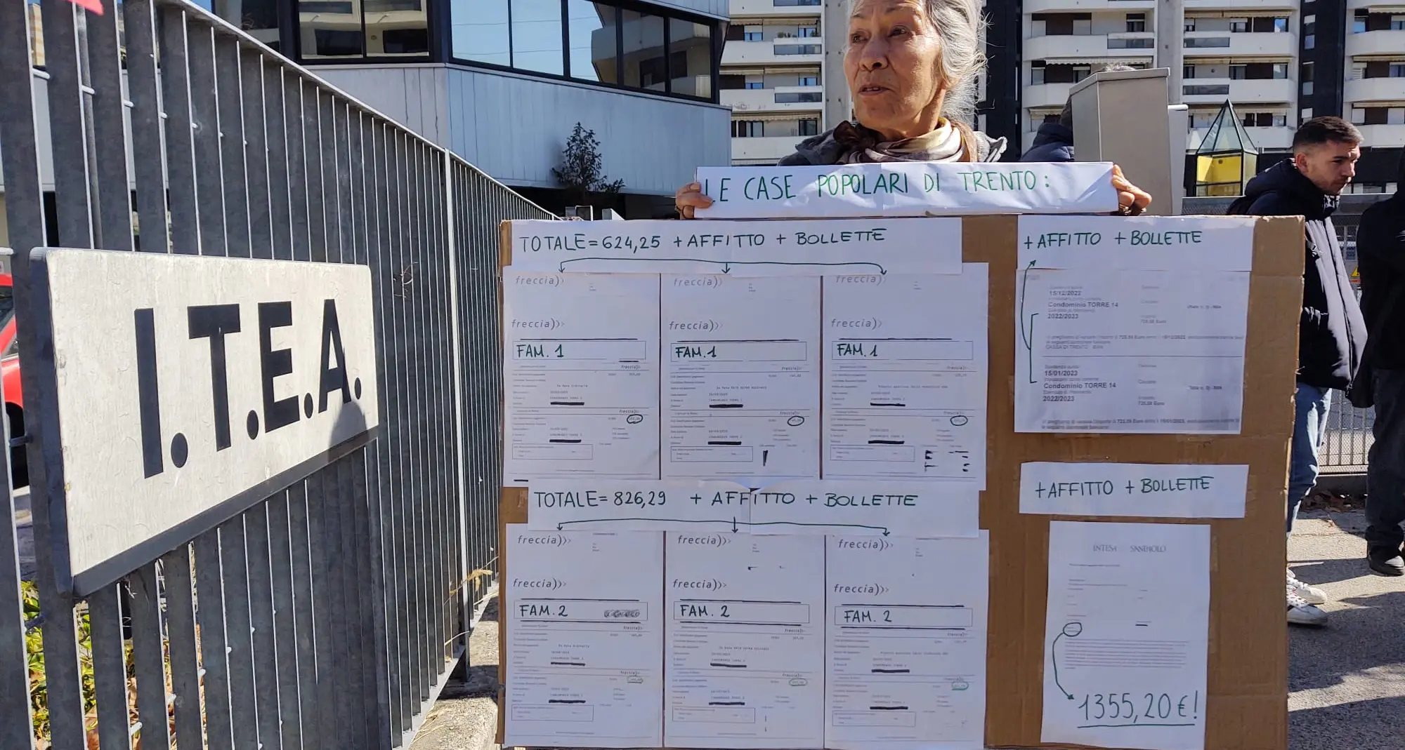 Caro bollette, è il giorno della rabbia: gli inquilini di Itea protestano davanti alla sede