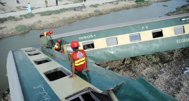 Pakistan: almeno 30 morti nel deragliamento di un treno
