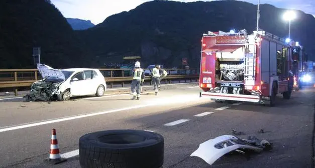 A22, nel cantiere della morte, un camion perde le ruote, che colpiscono una macchina: quattro feriti fra cui due bambini