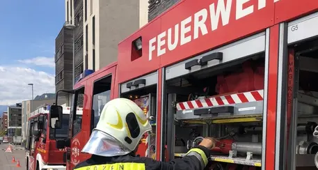 In fiamme un condominio di Bolzano: tre intossicati, ustionato un vigile del fuoco