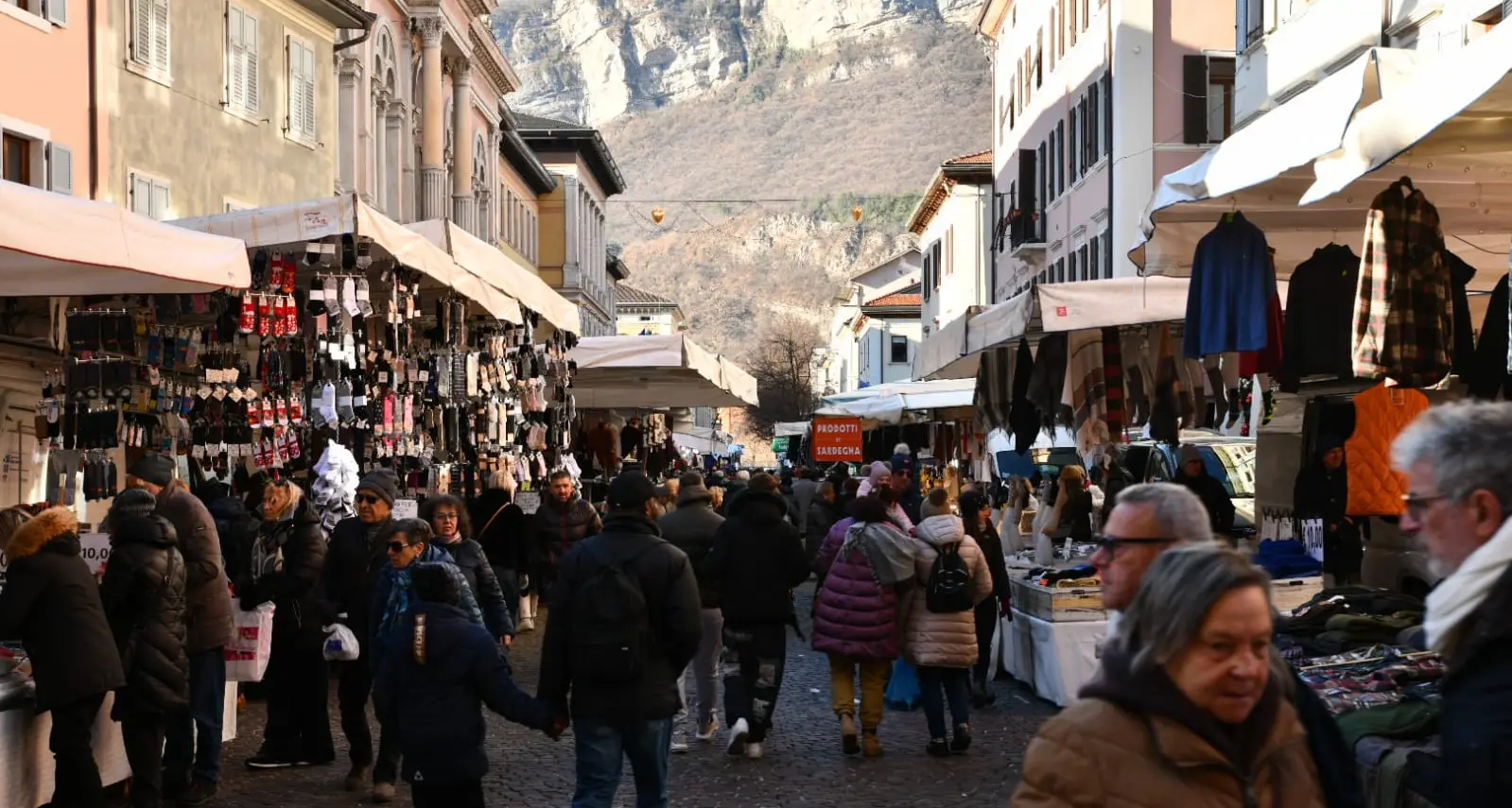 Fiera di Santa Lucia e mercatini di Natale con il sole, il freddo e tantissima gente in centro città