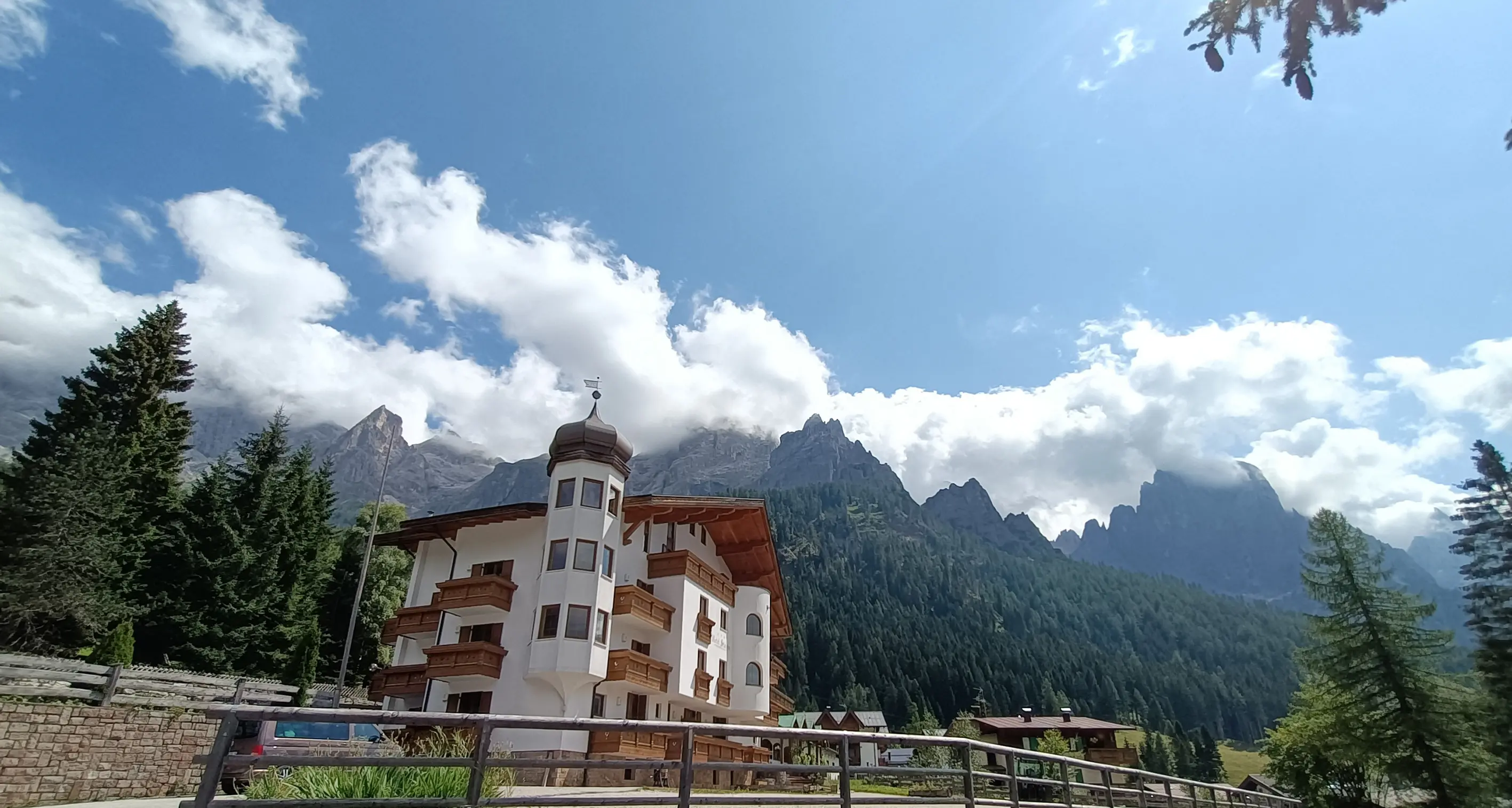 I due hotel di San Martino di Castrozza acquistati all’asta: il giudice annulla la vendita, la società con radici in Campania e a Praga non ha pagato