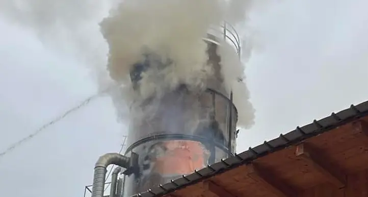 In fiamme il silo di una falegnameria in val d'Ega