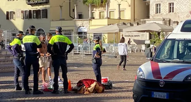 Follia in piazza Duomo a Trento: è tornato Angelo, il senzatetto che fu accoltellato a Pergine – VIDEO