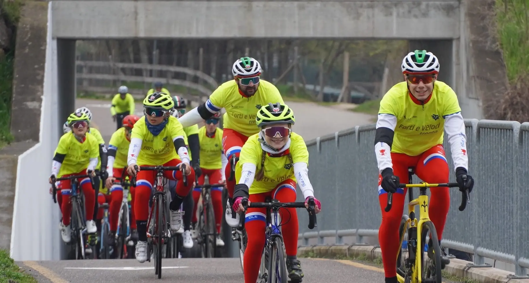 Forti e Veloci: pedalata di solidarietà con il lutto al braccio ricordando Janes e i giovani Lorenzi e Piffer