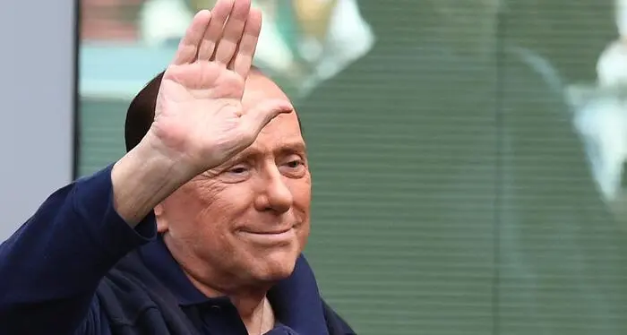 Ore d’ansia per Berlusconi: il leader di Forza Italia in terapia intensiva al San Raffaele, tutti i figli in ospedale