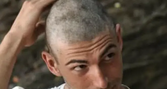 Isola dei Famosi, Ignazio Moser vola in finale e si rasa i capelli a zero per un piatto di pasta