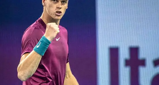 Montecarlo, Jannik Sinner rimonta: batte Hubert Hurkacz e passa ai quarti
