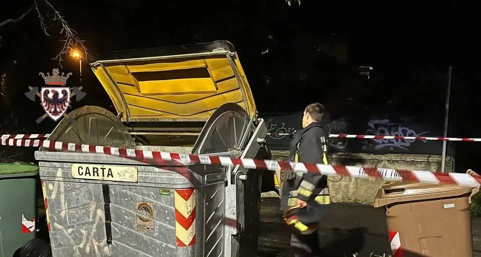 La piromane dei cassonetti torna in azione: presa e arrestata dai Carabinieri a due passi dal comando