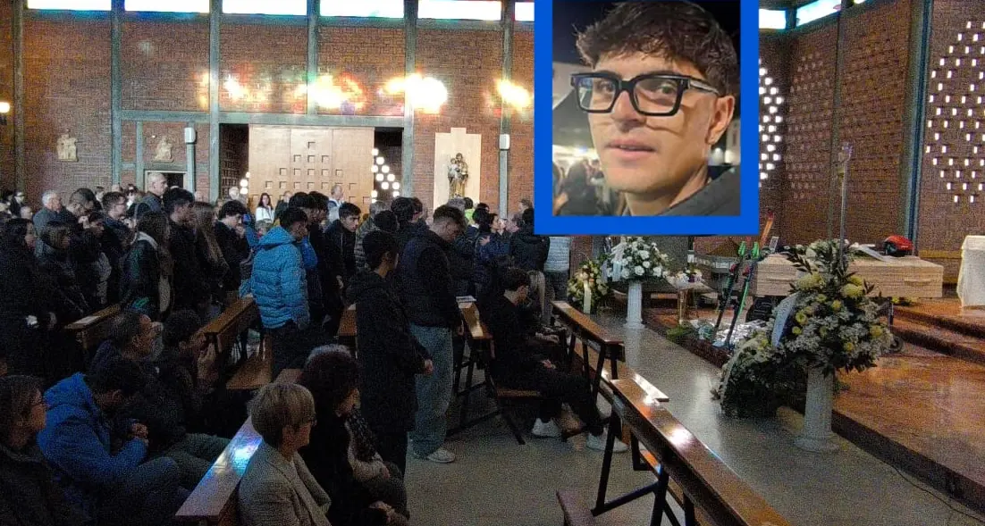 Lacrime e silenzio a Zambana: l’addio al giovane Alex Ugolini morto a 22 anni dopo l’incidente