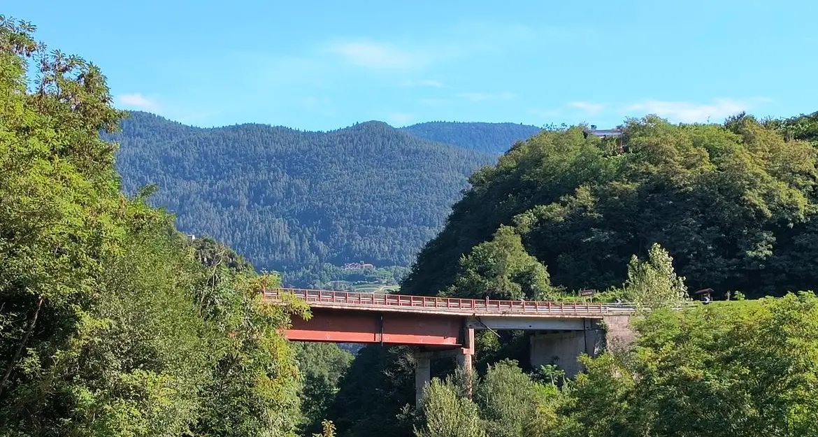 Val di Cembra, al via i lavori al Ponte dell’Amicizia: prima senso unico alternato, poi la chiusura