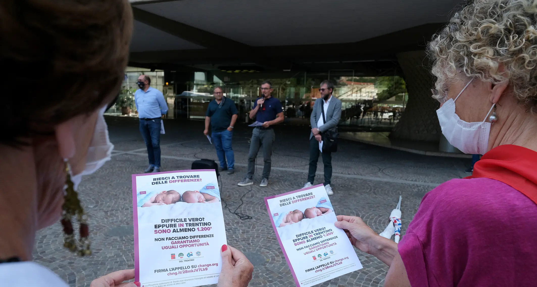 Bonus nascita, presidio davanti alla Regione: «Basta discriminazioni tra cittadini fin nella culla»
