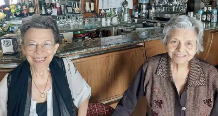 Le sorelle dei record: Ada e Silvana, dietro al bancone del loro bar in San Martino da 52 anni