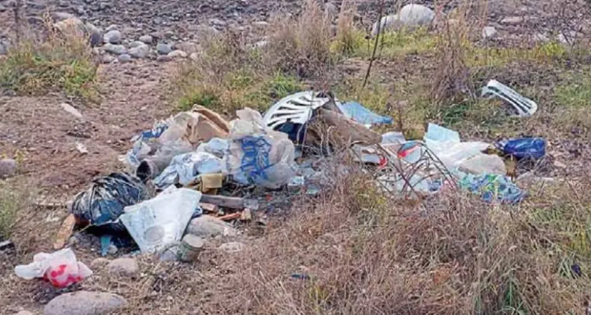 Rifiuti abbandonati lungo l'Avisio, una ditta denunciata