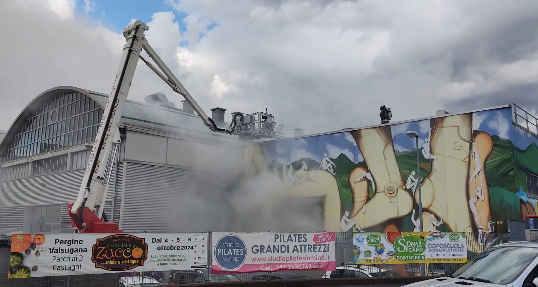 Fiamme alla Lincotek di Pergine: una densa nuvola di fumo su tutta l’area industriale