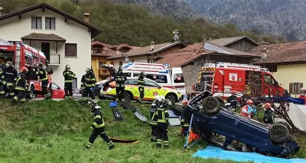 Lardaro, esce di strada e si capotta nel prato, liberato dai vigili del fuoco