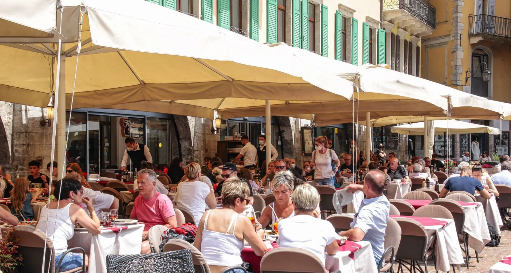 Riva invasa dai turisti: centro e spiagge affollate, pienone nei ristoranti