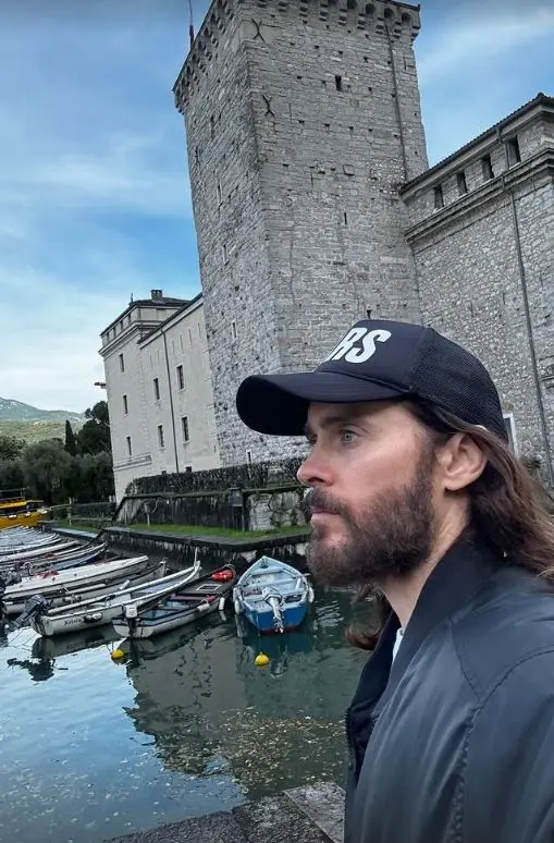 Che ci fa Jared Leto a Riva del Garda? Due passi in centro e la «story» da 11 milioni di fans