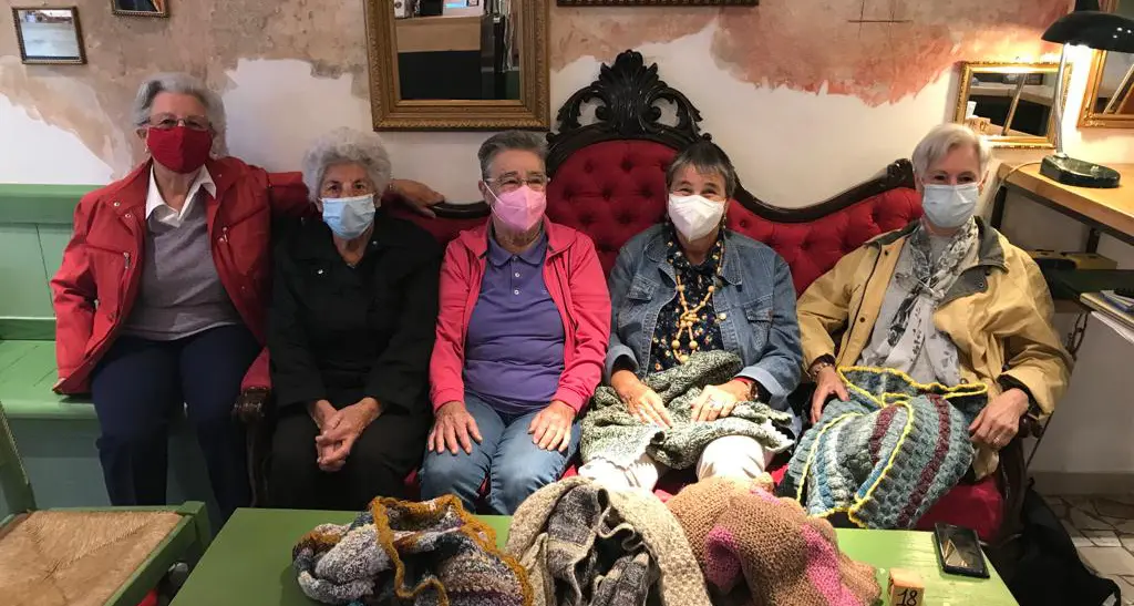 Le nonne del Centro Anziani e le coperte «fatte a mano» donate al bar Barrio di San Martino