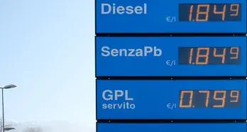 Prezzi in continuo movimento: benzina e diesel tornano alla pari