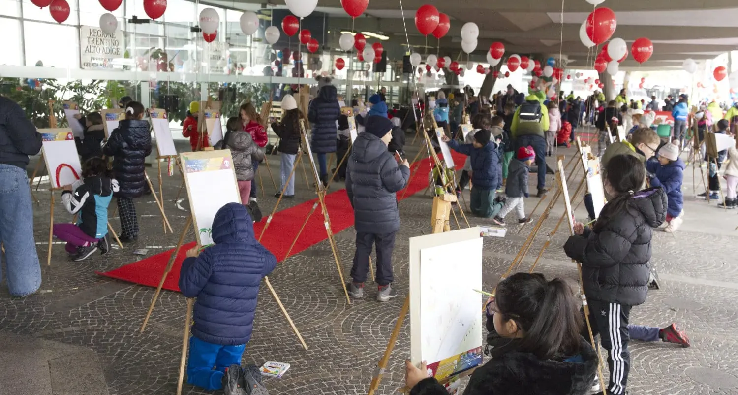 La carica di 250 bambini in piazza Dante per la 56esima Fis Children Cup di pittura