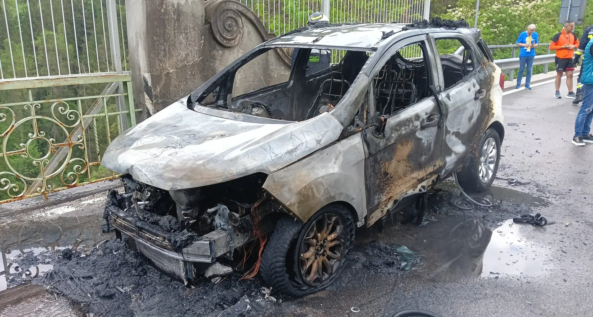 Auto in fiamme a Comano: gli occupanti sono riusciti a mettersi in salvo per tempo